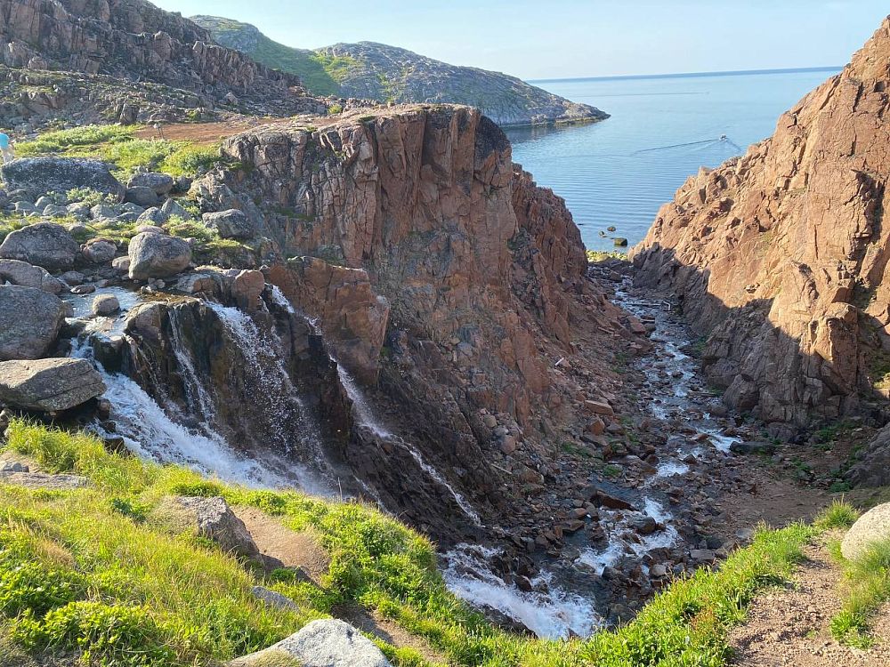 Водопад в Териберке летом